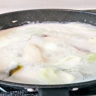 美しい白色を生み出す鶏白湯（とりぱいたん）スープ